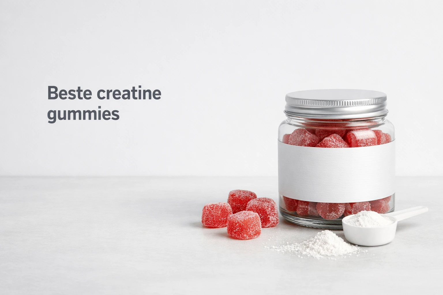 Pot met rode creatine gummies op een witte tafel