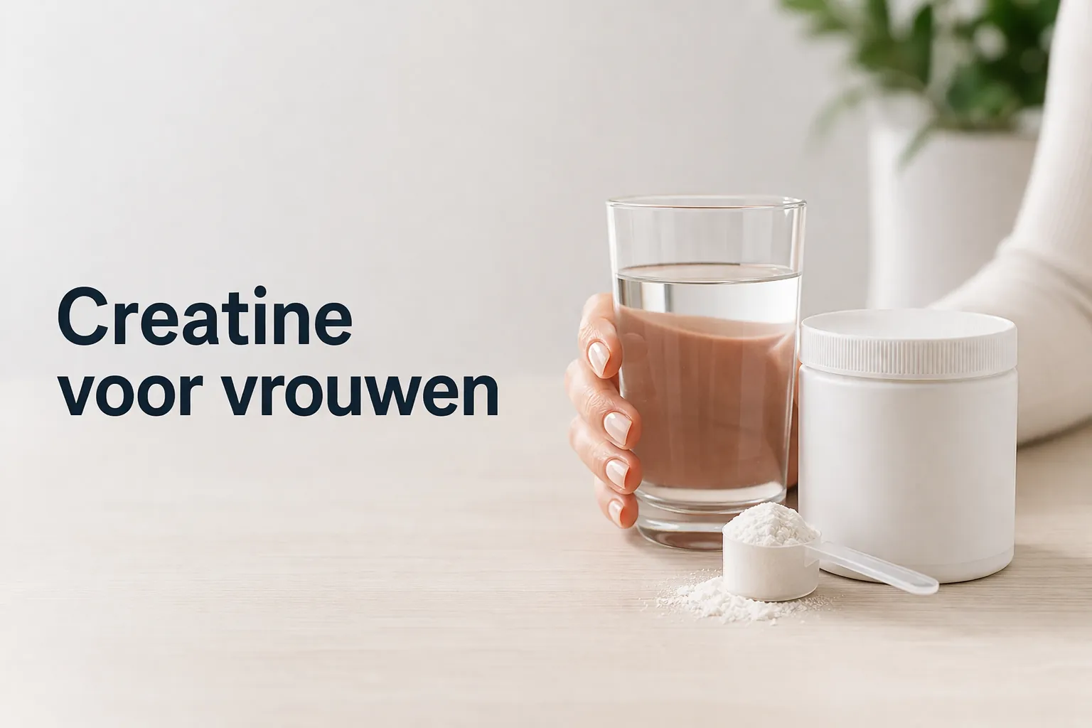 Vrouw met glas en pot creatine op tafel